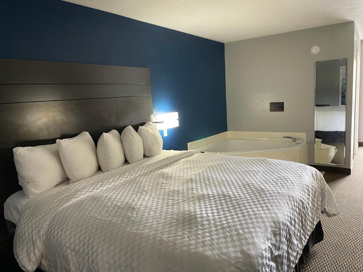 Clairmont Inn & Suites - Warren Eksteriør billede