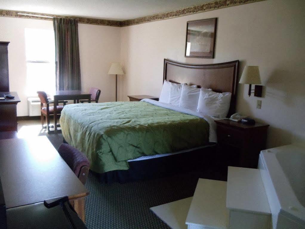 Clairmont Inn & Suites - Warren Eksteriør billede